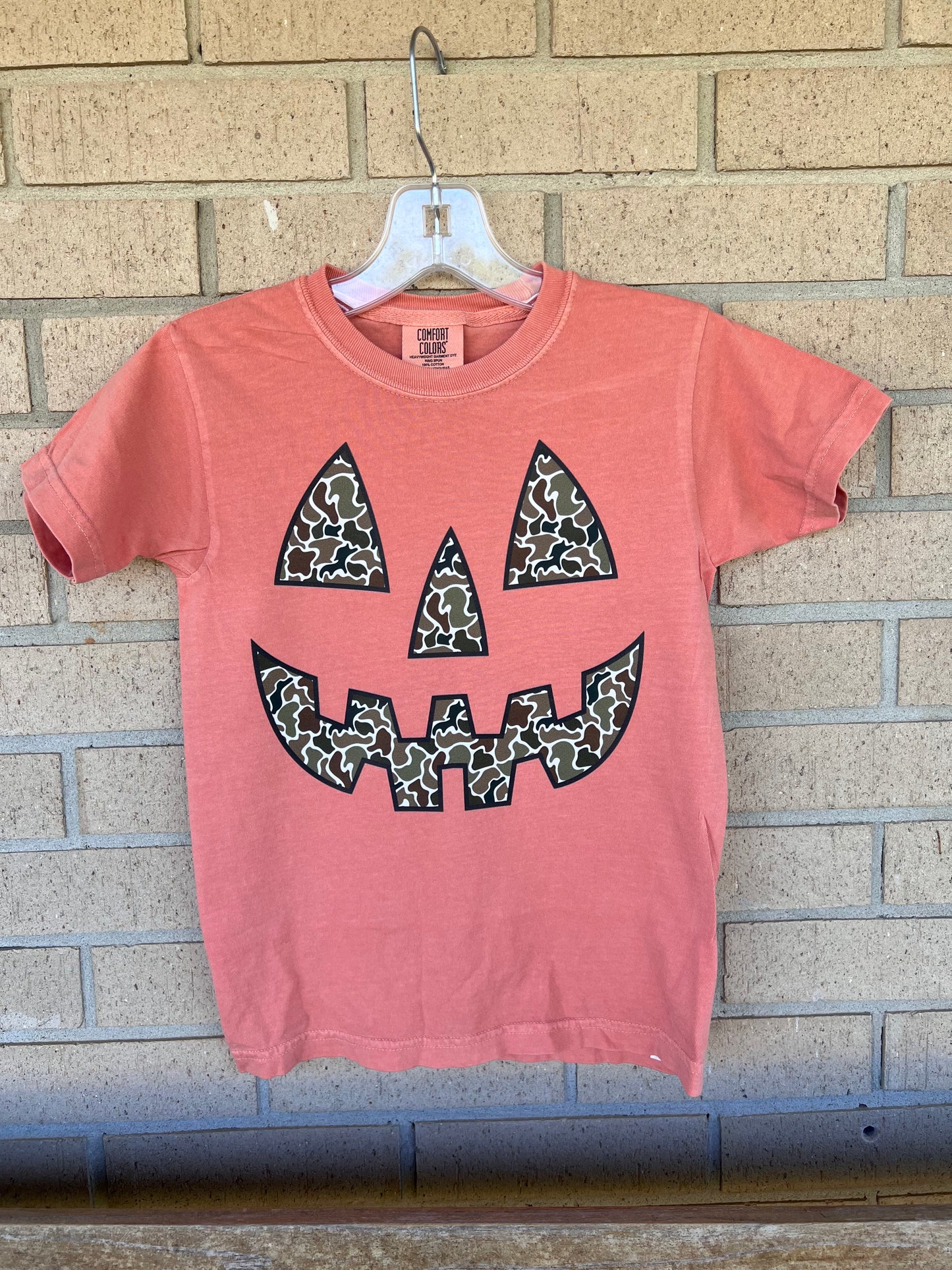 Camo pumpkin face tee